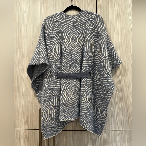 White House Black Market "Jacquard Belted Ruana" Poncho Sweater Blue White OS - Picture 6 of 16